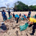 Peringati HPSN 2026, Sungai Watch Bersihkan Pantai Kedonganan Berkolaborasi Desa Adat dan Relawan