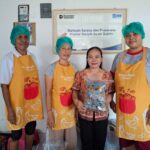 Inspiratif, Ibu Rumah Tangga Mengawali Bisnis Camilan Rumahan hingga Membentuk Klaster Keripik Ayam Biru